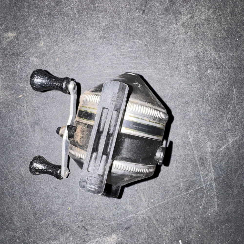 Vintage ZEBCO 33 RHINO TOUGH FISHING REEL MADE IN USA Spincast